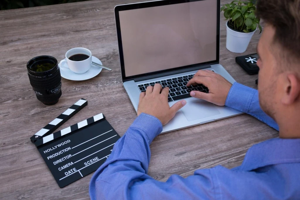 Should You Start a Blog or a YouTube Channel in 2024? Choosing-Between-Blog-And-Youtube